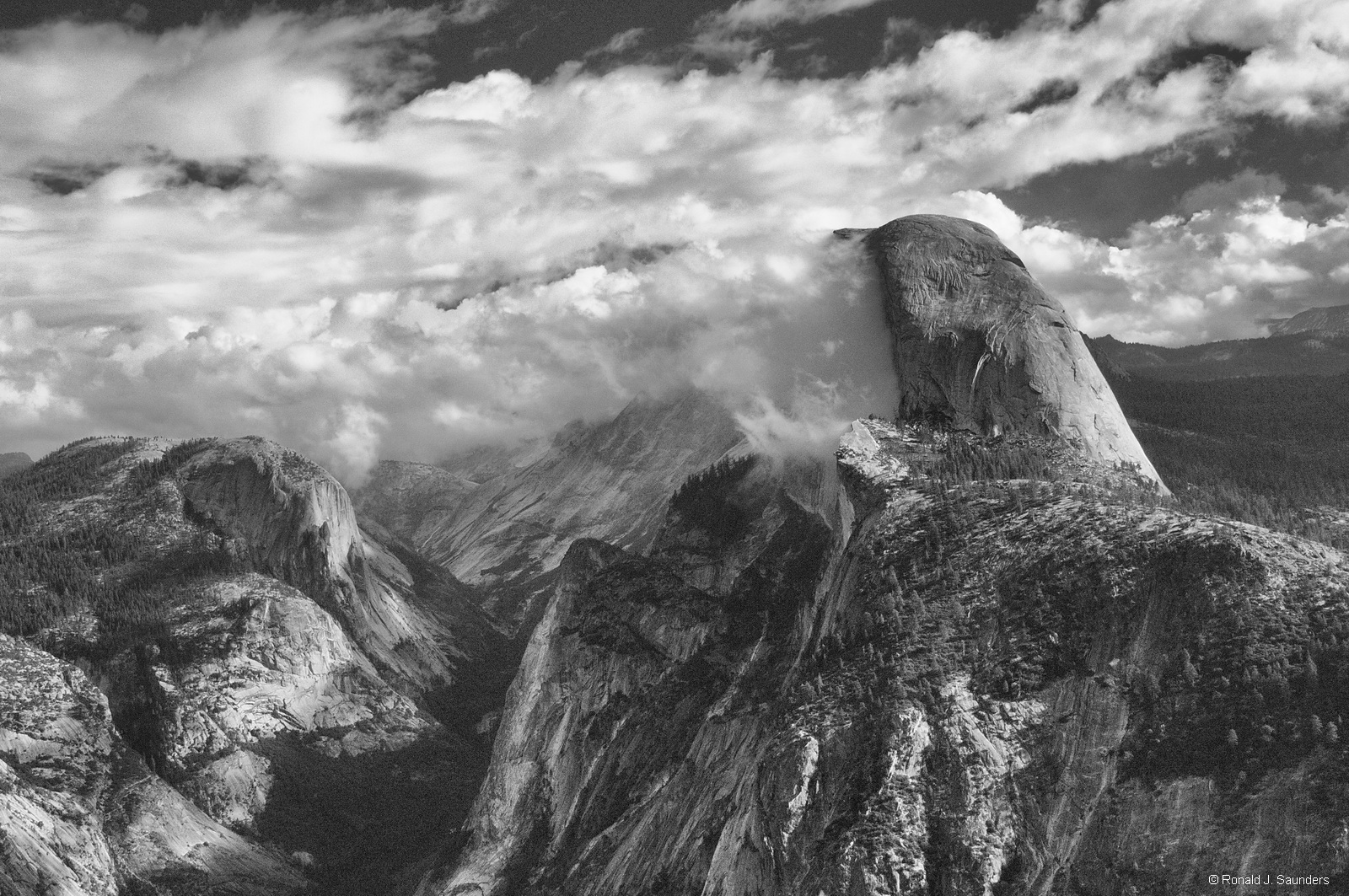 A great view of Half Dome and the Yosemite Valley from Glacier Point.&nbsp; This is a wonderful spot to just sit and watch the...