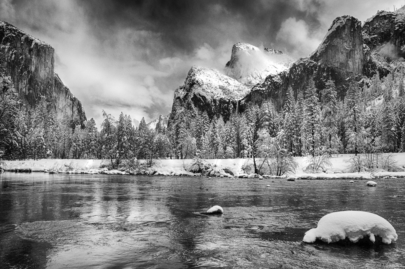 A classic and simple view of the valley during winter